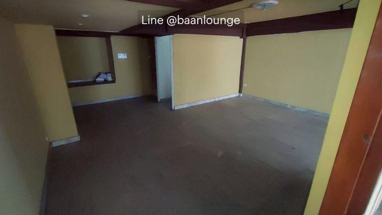 picture 500 meters from Dusit Central Park and Lumpini Park, near BTS Skytrain. Townhouse for rent, Sala Daeng, Silom, with rooftop. - 5/19