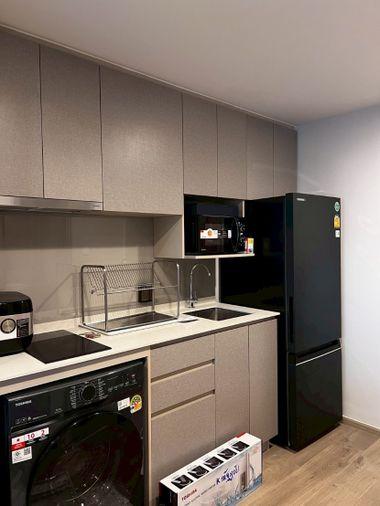 รูป The Crown Residence คอนโดแต่งครบสไตล์ Modern Minimal  ตู้บิวท์อินแน่นๆ และมุมทำงานรับแสงธรรมชาติ พร้อมเข้าอยู่ - รูปที่ 3/8