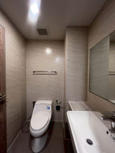 รูป The Crown Residence คอนโดแต่งครบสไตล์ Modern Minimal  ตู้บิวท์อินแน่นๆ และมุมทำงานรับแสงธรรมชาติ พร้อมเข้าอยู่ - รูปที่ 6/8