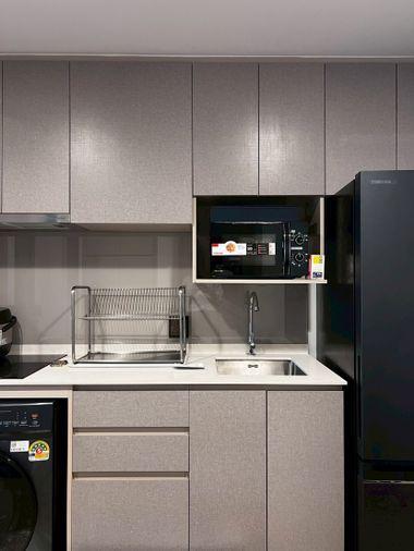 รูป The Crown Residence คอนโดแต่งครบสไตล์ Modern Minimal  ตู้บิวท์อินแน่นๆ และมุมทำงานรับแสงธรรมชาติ พร้อมเข้าอยู่ - รูปที่ 4/8