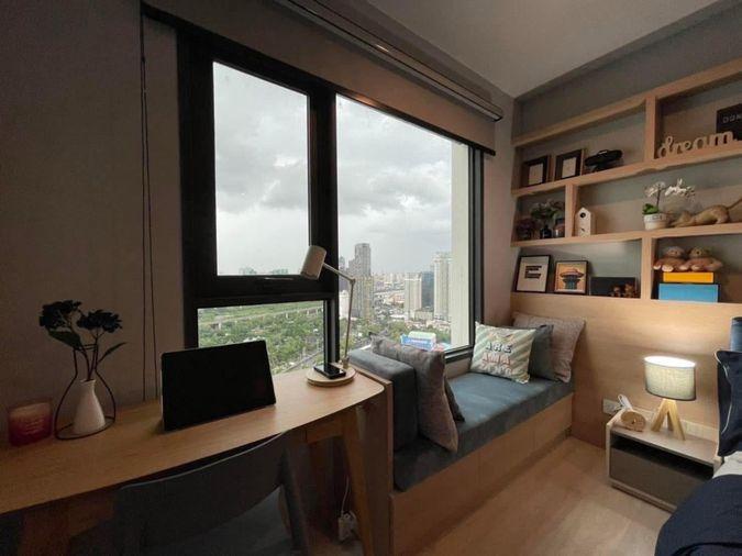 picture Life One Wireless, a cute room decorated in a Cozy Modern style, has a work desk next to the window with a city view. Ready to move in - 8/8