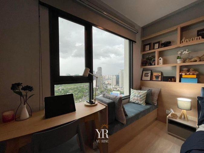 picture Life One Wireless, a cute room decorated in a Cozy Modern style, has a work desk next to the window with a city view. Ready to move in - 8/8
