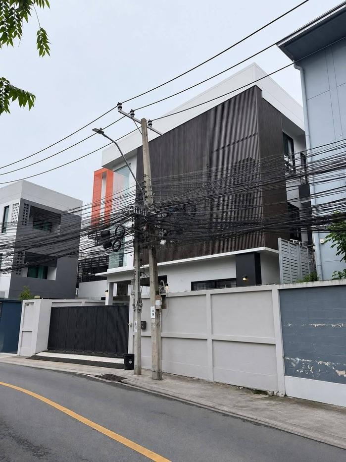 รูป HR3723ให้เช่าบ้านเดี่ยว 3 ชั้น หลังใหญ่ 100 ตร.วา 360 ตร.ม. ทำเลรัชดา-สุทธิสาร (ซอย 20 มิถุนา) 4 นอน 5 น้ำ จอดรถ 4 คัน ใกล้ MRT สุทธิสาร & ห้วยขวาง - รูปที่ 1/18