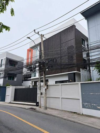 รูป HR3723ให้เช่าบ้านเดี่ยว 3 ชั้น หลังใหญ่ 100 ตร.วา 360 ตร.ม. ทำเลรัชดา-สุทธิสาร (ซอย 20 มิถุนา) 4 นอน 5 น้ำ จอดรถ 4 คัน ใกล้ MRT สุทธิสาร & ห้วยขวาง - รูปที่ 1/18