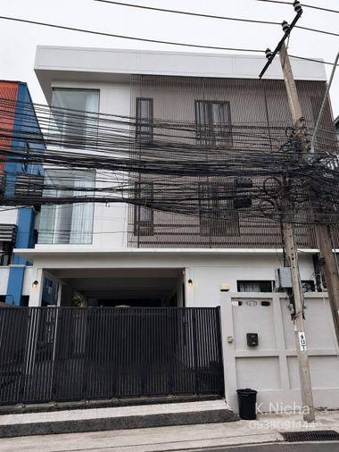 รูป HR3723ให้เช่าบ้านเดี่ยว 3 ชั้น หลังใหญ่ 100 ตร.วา 360 ตร.ม. ทำเลรัชดา-สุทธิสาร (ซอย 20 มิถุนา) 4 นอน 5 น้ำ จอดรถ 4 คัน ใกล้ MRT สุทธิสาร & ห้วยขวาง - รูปที่ 17/18