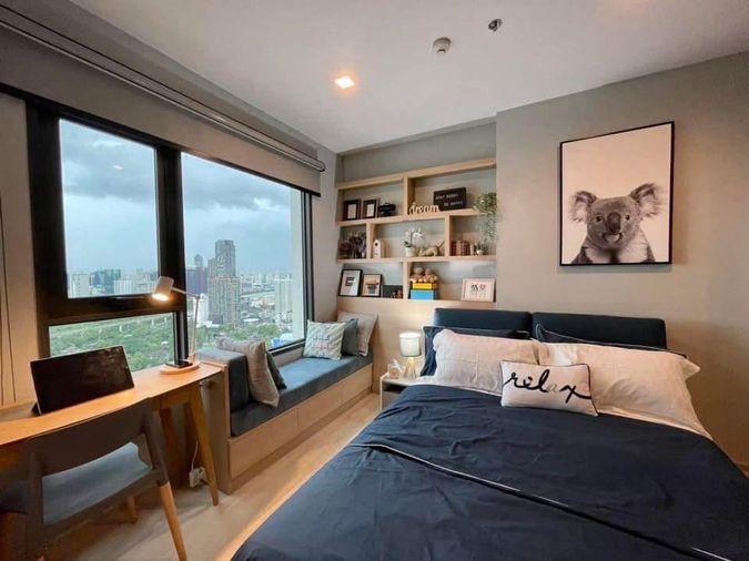 picture Life One Wireless, a cute room decorated in a Cozy Modern style, has a work desk next to the window with a city view. Ready to move in - 4/8