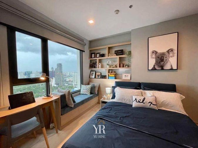 picture Life One Wireless, a cute room decorated in a Cozy Modern style, has a work desk next to the window with a city view. Ready to move in - 4/8