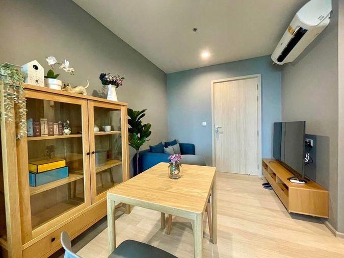 picture Life One Wireless, a cute room decorated in a Cozy Modern style, has a work desk next to the window with a city view. Ready to move in - 1/8