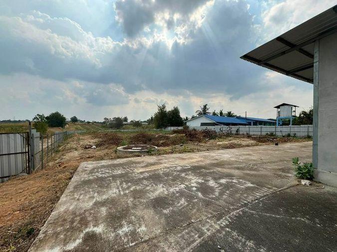 picture Land with buildings in Khao Khansong, Sriracha. Good location, attractive price. - 15/17