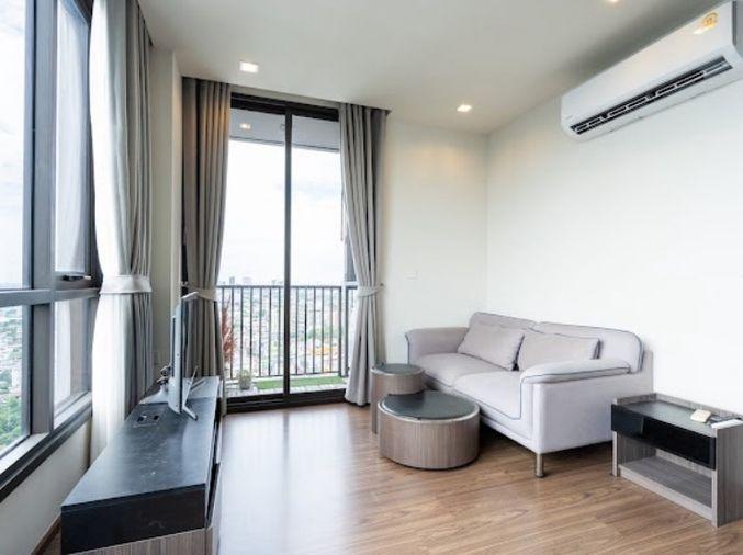 picture Large 1Bedroom High Floor  with Enclosed Kitchen  - 2/10