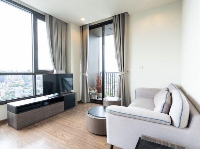 picture Large 1Bedroom High Floor  with Enclosed Kitchen  - 3/10