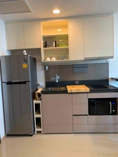 รูป Oka Haus Sukhumvit 36 ห้องแต่งโทนอบอุ่นน่าอยู่ มีเคาน์เตอร์บาร์มุมครัวไว้นั่งชิล 1 ห้องนอน 1 ห้องน้ำ - รูปที่ 6/8