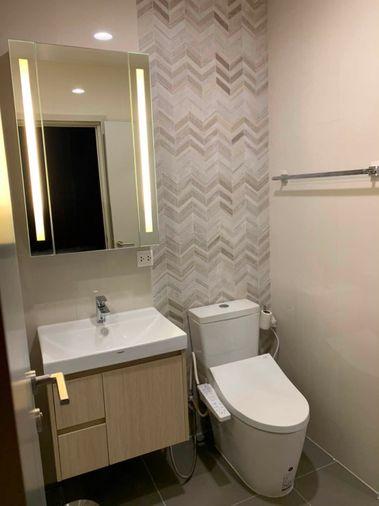 รูป Oka Haus Sukhumvit 36 ห้องแต่งโทนอบอุ่นน่าอยู่ มีเคาน์เตอร์บาร์มุมครัวไว้นั่งชิล 1 ห้องนอน 1 ห้องน้ำ - รูปที่ 5/8