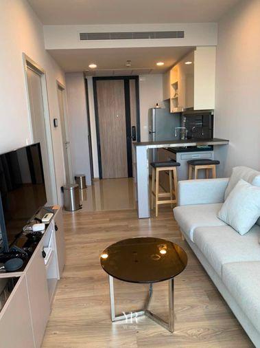 รูป Oka Haus Sukhumvit 36 ห้องแต่งโทนอบอุ่นน่าอยู่ มีเคาน์เตอร์บาร์มุมครัวไว้นั่งชิล 1 ห้องนอน 1 ห้องน้ำ - รูปที่ 2/8