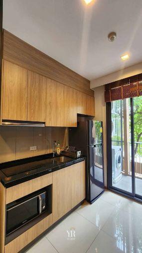 รูป hasu HAUS ไฮไลต์ครัวบิวท์อินพร้อมเคาน์เตอร์บาร์นั่งทานข้าว ตกแต่งดี เฟอร์นิเจอร์พร้อม 1 ห้องนอน 1 ห้องน้ำ - รูปที่ 3/8