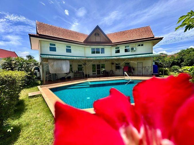 picture Pool villa for rent near Mab Prachan Reservoir. Private relaxation, convenient transportation. - 1/12