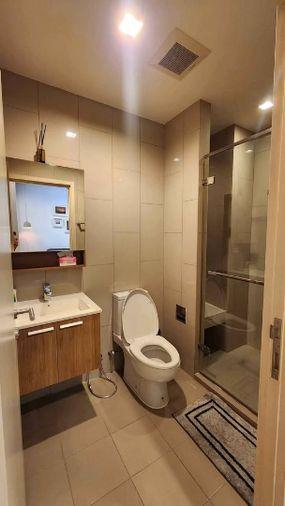 รูป hasu HAUS ไฮไลต์ครัวบิวท์อินพร้อมเคาน์เตอร์บาร์นั่งทานข้าว ตกแต่งดี เฟอร์นิเจอร์พร้อม 1 ห้องนอน 1 ห้องน้ำ - รูปที่ 7/8