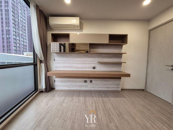 รูป Rhythm Ekkamai ห้องเปล่าสภาพคลีนๆ บิวท์อินชั้นวางของและโต๊ะลายไม้หน้าต่างบานใหญ่รับแสงกว้างๆ - รูปที่ 14/16