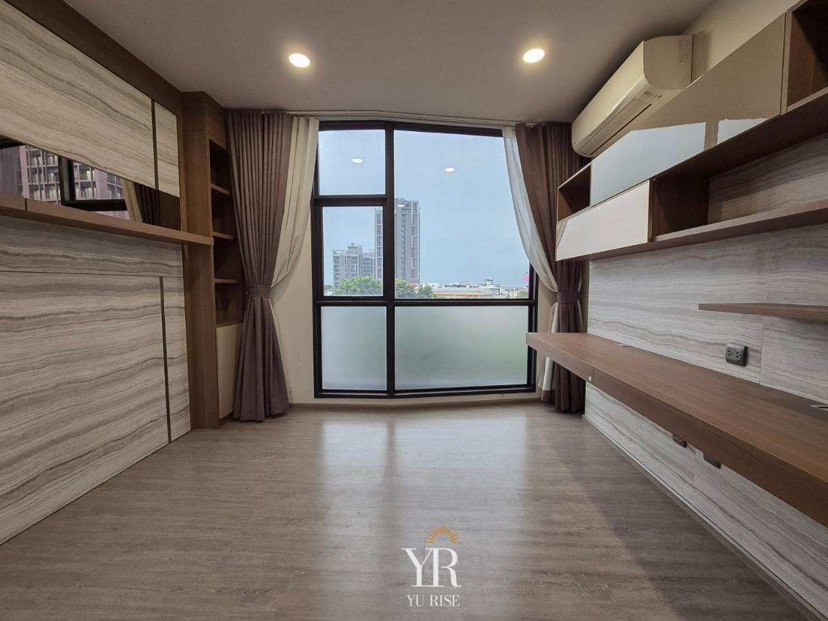 picture Rhythm Ekkamai, empty room, clean condition Built-in shelves and a wood-pattern table. Large windows let in lots of light. - 12/16