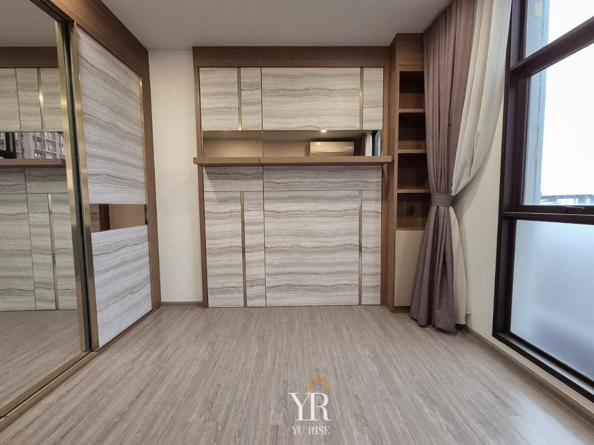 picture Rhythm Ekkamai, empty room, clean condition Built-in shelves and a wood-pattern table. Large windows let in lots of light. - 13/16