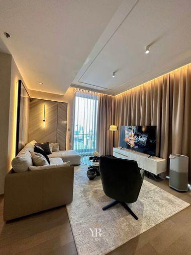 รูป Celes Asoke ห้องตกแต่งคุมโทนอบอุ่นด้วยงานไม้บิวท์อินรอบห้อง กระจกบานใหญ่เปิดรับวิวเมืองมุมกว้าง พร้อมห้องน้ำลายหินธรรมชาติและอ่างจากุซซี่ - รูปที่ 4/11