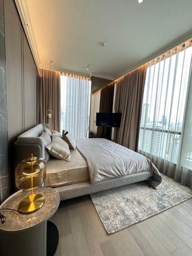 รูป Celes Asoke ห้องตกแต่งคุมโทนอบอุ่นด้วยงานไม้บิวท์อินรอบห้อง กระจกบานใหญ่เปิดรับวิวเมืองมุมกว้าง พร้อมห้องน้ำลายหินธรรมชาติและอ่างจากุซซี่ - รูปที่ 10/11