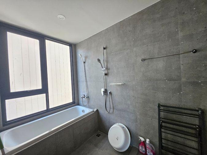 picture Unobstructed River Views from Every room! 2BR/2BA (54 Sqm) with Bathtub  - 11/30