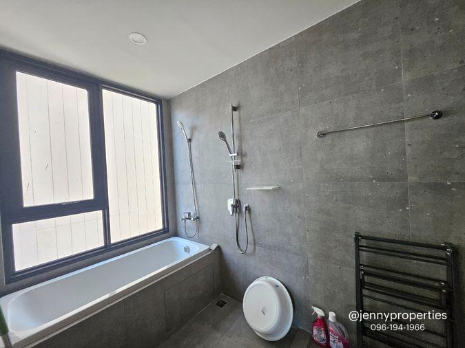 picture Unobstructed River Views from Every room! 2BR/2BA (54 Sqm) with Bathtub - 11/30