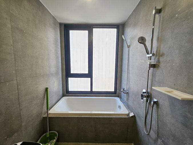 picture Unobstructed River Views from Every room! 2BR/2BA (54 Sqm) with Bathtub  - 10/30