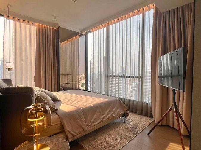 รูป Celes Asoke ห้องตกแต่งคุมโทนอบอุ่นด้วยงานไม้บิวท์อินรอบห้อง กระจกบานใหญ่เปิดรับวิวเมืองมุมกว้าง พร้อมห้องน้ำลายหินธรรมชาติและอ่างจากุซซี่ - รูปที่ 6/11