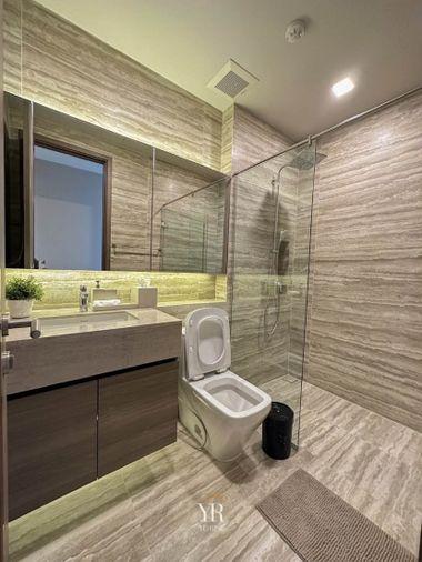 รูป Celes Asoke ห้องตกแต่งคุมโทนอบอุ่นด้วยงานไม้บิวท์อินรอบห้อง กระจกบานใหญ่เปิดรับวิวเมืองมุมกว้าง พร้อมห้องน้ำลายหินธรรมชาติและอ่างจากุซซี่ - รูปที่ 11/11