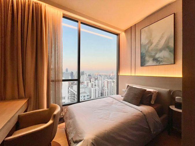 รูป Celes Asoke ห้องตกแต่งคุมโทนอบอุ่นด้วยงานไม้บิวท์อินรอบห้อง กระจกบานใหญ่เปิดรับวิวเมืองมุมกว้าง พร้อมห้องน้ำลายหินธรรมชาติและอ่างจากุซซี่ - รูปที่ 5/11