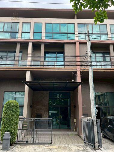 รูป ทาวน์เฮ้าส์ให้เช่า 📍 Baan Klang Muang Ratchayothin 📍 3 ห้องนอน 4 ห้องน้ำ เฟอร์นิเจอร์ และ เครื่องใช้ไฟฟ้าครบ - รูปที่ 2/11