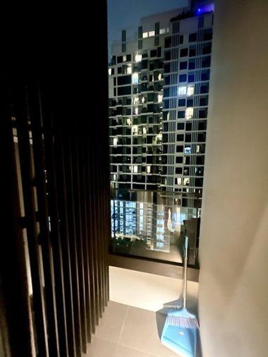 รูป The FINE Bangkok Thonglor-Ekamai แต่งครบในโทนอบอุ่นและเรียบหรู  ครบทั้งมุมนั่งเล่น ครัว และห้องน้ำ ให้ความรู้สึกเหมือนที่บ้าน - รูปที่ 11/11