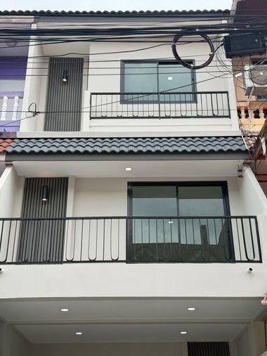 รูป ขายบ้าน ทาวน์เฮ้าส์ 3ชั้น ท่าข้าม บางขุนเทียน ใกล้ เซ็นทรัลพระราม 2 (บ้านรีโนเวทใหม่พร้อมเข้าอยู่)) - รูปที่ 1/33