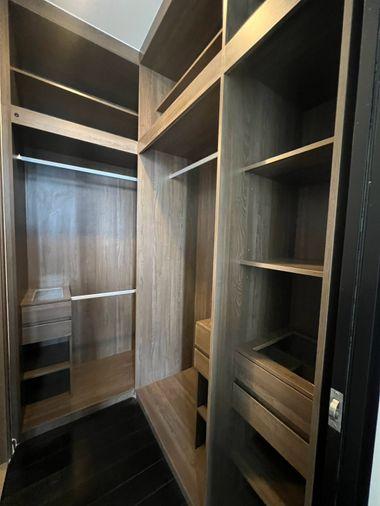 รูป Park Origin Thonglor ห้องโทนเข้มให้ความรู้สึกเรียบหรูและเป็นส่วนตัว  ฟังก์ชันครบ และระเบียงรับวิวเมืองได้อย่างลงตัว - รูปที่ 12/12