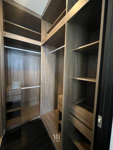 รูป Park Origin Thonglor ห้องโทนเข้มให้ความรู้สึกเรียบหรูและเป็นส่วนตัว ฟังก์ชันครบ และระเบียงรับวิวเมืองได้อย่างลงตัว - รูปที่ 12/12