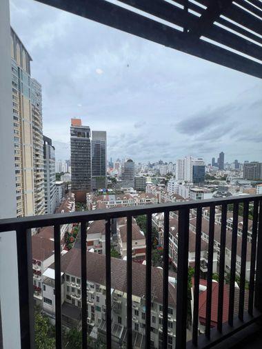 รูป Park Origin Thonglor ห้องโทนเข้มให้ความรู้สึกเรียบหรูและเป็นส่วนตัว  ฟังก์ชันครบ และระเบียงรับวิวเมืองได้อย่างลงตัว - รูปที่ 11/12