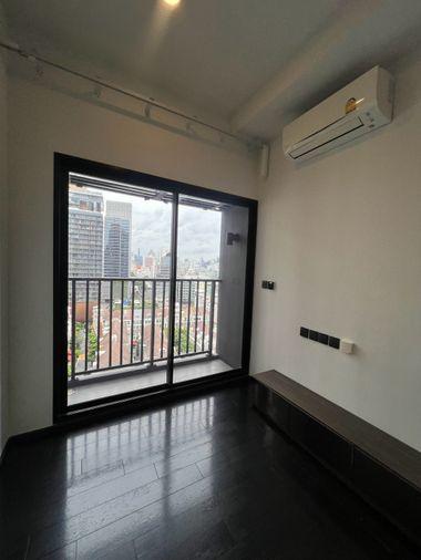 รูป Park Origin Thonglor ห้องโทนเข้มให้ความรู้สึกเรียบหรูและเป็นส่วนตัว  ฟังก์ชันครบ และระเบียงรับวิวเมืองได้อย่างลงตัว - รูปที่ 2/12