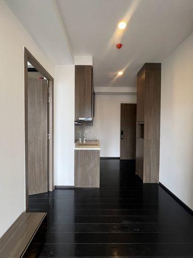 รูป Park Origin Thonglor ห้องโทนเข้มให้ความรู้สึกเรียบหรูและเป็นส่วนตัว  ฟังก์ชันครบ และระเบียงรับวิวเมืองได้อย่างลงตัว - รูปที่ 3/12