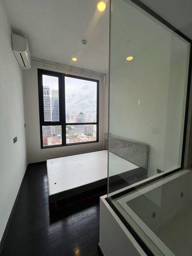 รูป Park Origin Thonglor ห้องโทนเข้มให้ความรู้สึกเรียบหรูและเป็นส่วนตัว  ฟังก์ชันครบ และระเบียงรับวิวเมืองได้อย่างลงตัว - รูปที่ 8/12