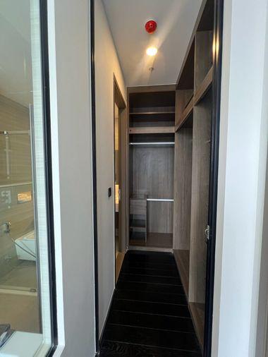 รูป Park Origin Thonglor ห้องโทนเข้มให้ความรู้สึกเรียบหรูและเป็นส่วนตัว  ฟังก์ชันครบ และระเบียงรับวิวเมืองได้อย่างลงตัว - รูปที่ 6/12