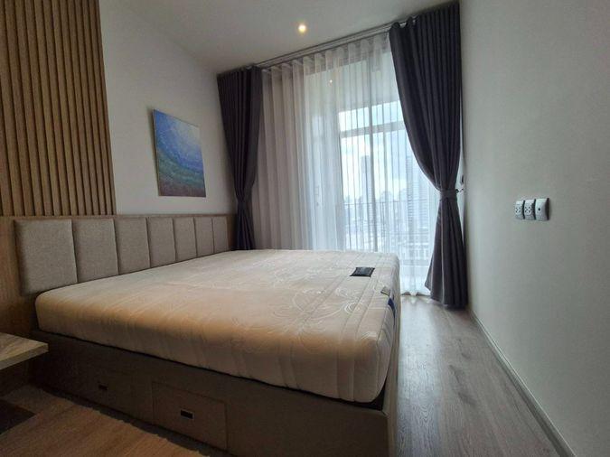 รูป Rhythm Ekkamai Estate ห้องตกแต่งสไตล์โมเดิร์นในโทนอบอุ่นและเรียบหรู พร้อมเฟอร์นิเจอร์บิวท์อินครบครัน พร้อมเข้าอยู่ - รูปที่ 8/10