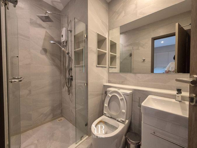 รูป Rhythm Ekkamai Estate ห้องตกแต่งสไตล์โมเดิร์นในโทนอบอุ่นและเรียบหรู พร้อมเฟอร์นิเจอร์บิวท์อินครบครัน พร้อมเข้าอยู่ - รูปที่ 10/10
