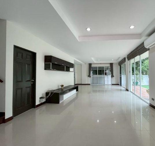 รูป บ้านเดี่ยวให้เช่า ✨ Villa Arcadia Srinakarin ✨ 5 ห้องนอน 4 ห้องน้ำ เฟอร์นิเจอร์ และ เครื่องใช้ไฟฟ้าครบ  - รูปที่ 18/22