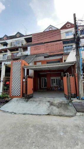 รูป หมู่บ้านวราธรวิลล์ (Waratorn Ville) พัฒนาการ 44    4 ชั้น  เนื้อที่ 31.5 ตร.วา  พื้นที่ใช้สอยกว่า 300 ตร.เมตร - รูปที่ 2/20