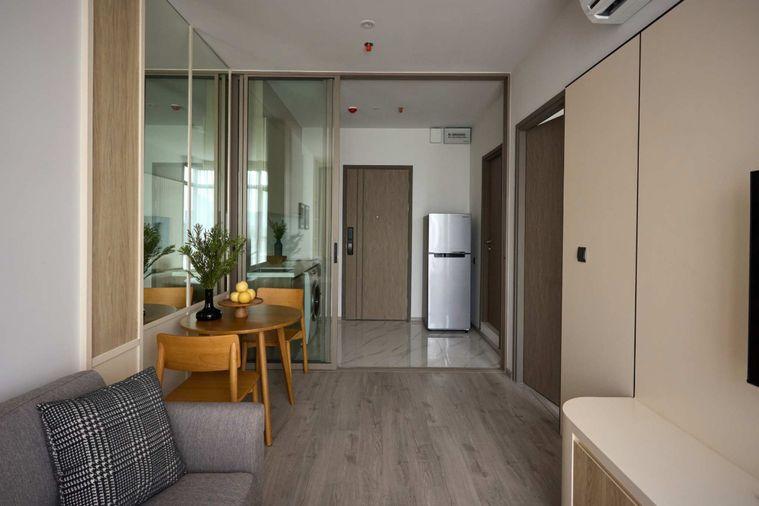 รูป Rhythm Ekkamai Estate ห้องดีไซน์เรียบหรูในโทนธรรมชาติ จัดวางพื้นที่ได้อย่างเป็นสัดส่วน พร้อมมุมรับประทานอาหาร - รูปที่ 1/7
