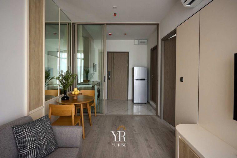 รูป Rhythm Ekkamai Estate ห้องดีไซน์เรียบหรูในโทนธรรมชาติ จัดวางพื้นที่ได้อย่างเป็นสัดส่วน พร้อมมุมรับประทานอาหาร - รูปที่ 1/7
