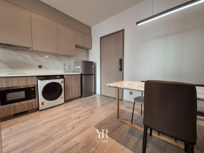 รูป Rhythm Ekkamai Estate ห้องตกแต่งสไตล์โมเดิร์นในโทนอบอุ่นและเรียบหรู พร้อมเฟอร์นิเจอร์บิวท์อินครบครัน พร้อมเข้าอยู่ - รูปที่ 6/10