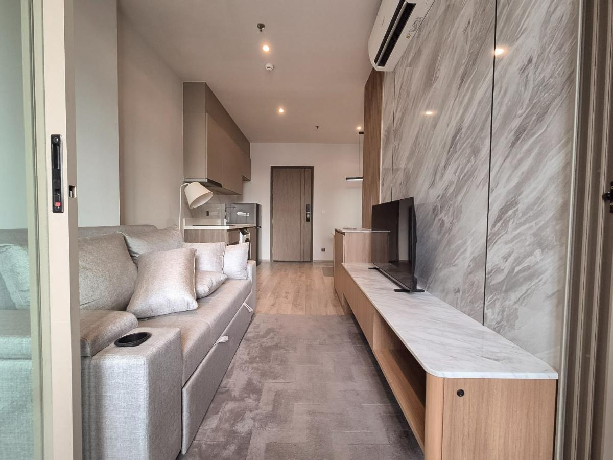 รูป Rhythm Ekkamai Estate ห้องตกแต่งสไตล์โมเดิร์นในโทนอบอุ่นและเรียบหรู พร้อมเฟอร์นิเจอร์บิวท์อินครบครัน พร้อมเข้าอยู่ - รูปที่ 4/10